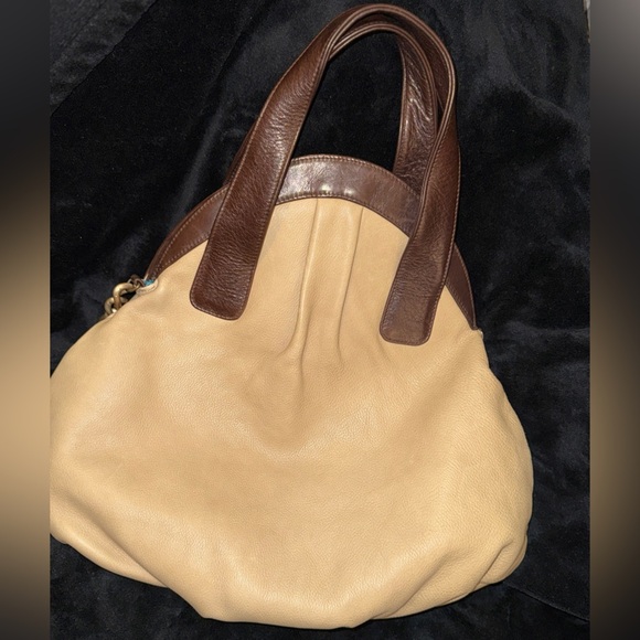 Chic Tan and Brown Shoulder Bag with Chain Detail - Picture 8 of 12